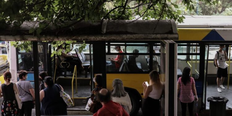 Σύγκρουση λεωφορείων στην Βούλα – Αναφορές για 11 τραυματίες