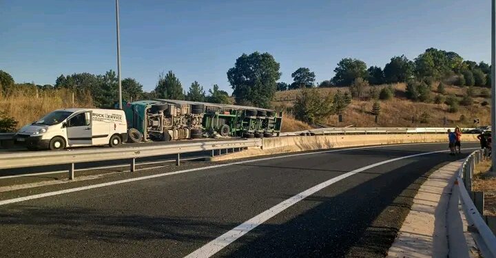 Νταλίκα τούμπαρε στον κάθετο άξονα της Εγνατίας στην Σιάτιστα