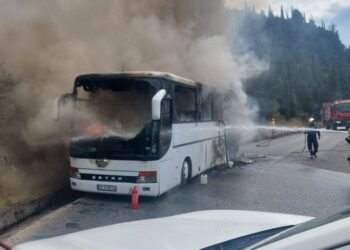 Κέρκυρα: Tουριστικό λεωφορείο με 50 επιβάτες τυλίχθηκε στις φλόγες