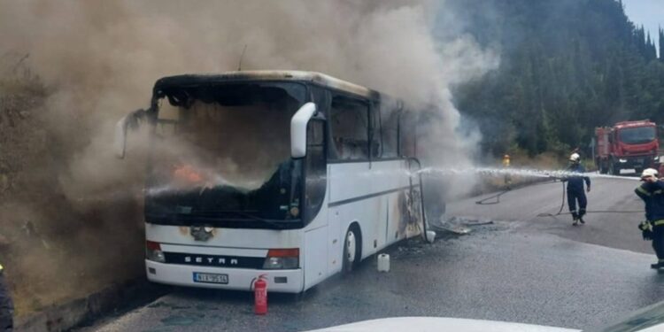 Κέρκυρα: Tουριστικό λεωφορείο με 50 επιβάτες τυλίχθηκε στις φλόγες