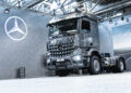 Η Mercedes-Benz Trucks παρέδωσε πρόσφατα το πρώτο από τα τρία νέα φορτηγά Mercedes-Benz Arocs