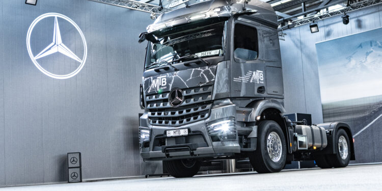 Η Mercedes-Benz Trucks παρέδωσε πρόσφατα το πρώτο από τα τρία νέα φορτηγά Mercedes-Benz Arocs