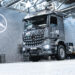 Η Mercedes-Benz Trucks παρέδωσε πρόσφατα το πρώτο από τα τρία νέα φορτηγά Mercedes-Benz Arocs