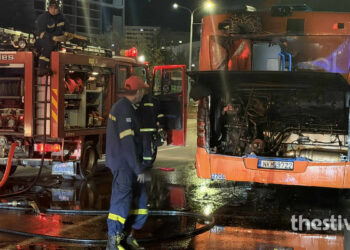 Στις φλόγες λεωφορείο του ΟΑΣΘ στη Θεσσαλονίκη