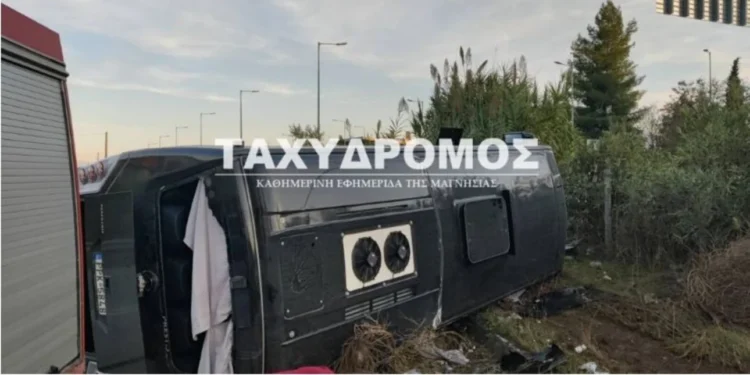 Εκτακτο: Aνατροπή λεωφορείου έξω από τον Βόλο – 10 τραυματιές
