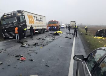 Εκτακτο: Πολύνεκρο τροχαίο με επτά οπαδούς του ΠΑΟΚ – Το Βαν έπεσε πάνω σε νταλίκα