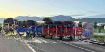 Κλειστές δύο λωρίδες στην Αθηνών-Λαμίας λόγω ανατροπής φορτηγού