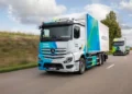 Η Mercedes-Benz Trucks παρέδωσε τρία ηλεκτρικά φορτηγά