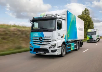 Η Mercedes-Benz Trucks παρέδωσε τρία ηλεκτρικά φορτηγά