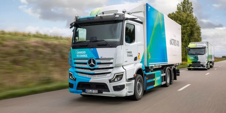 Η Mercedes-Benz Trucks παρέδωσε τρία ηλεκτρικά φορτηγά