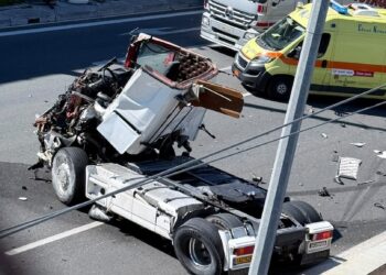 Πώς έγινε το φοβερό τροχαίο στην Αττική Οδό: Οδηγός φορτηγού εκσφενδονίστηκε στις γραμμές του Προαστιακού