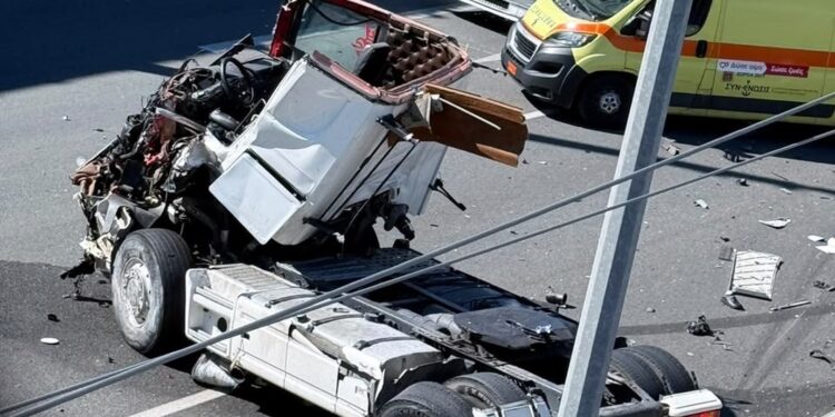 Πώς έγινε το φοβερό τροχαίο στην Αττική Οδό: Οδηγός φορτηγού εκσφενδονίστηκε στις γραμμές του Προαστιακού